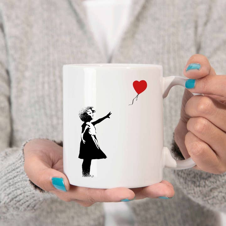 URBAN.ITY SRL - Venta al por mayor Taza - Taza de cerámica Banksy, 325 ml, con diseño de niña con globo rojo