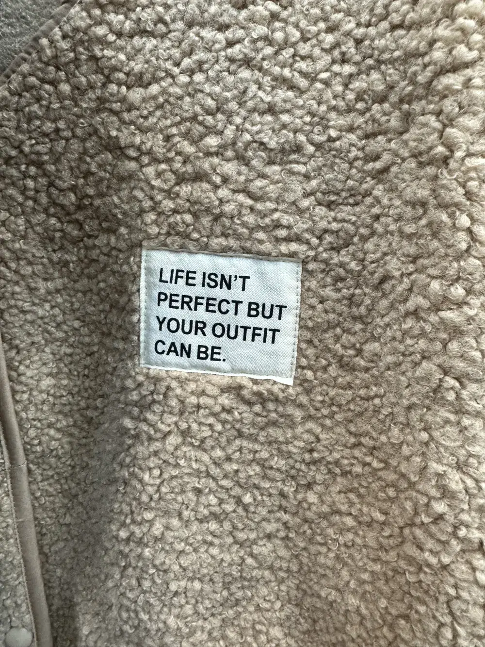 Mimi & Gogo – Großhandel Oberbekleidungsweste – Damen – Moumoute-Weste mit Abzeichen @3418_GiEcussonMoumoute25