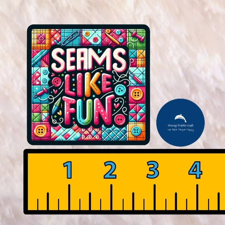 Dancing Dolphin Crafts - Vente Autocollant - Autocollant à coudre en forme de jeu de mots - Quilter's Quip Sticker - Seams Like Fun1