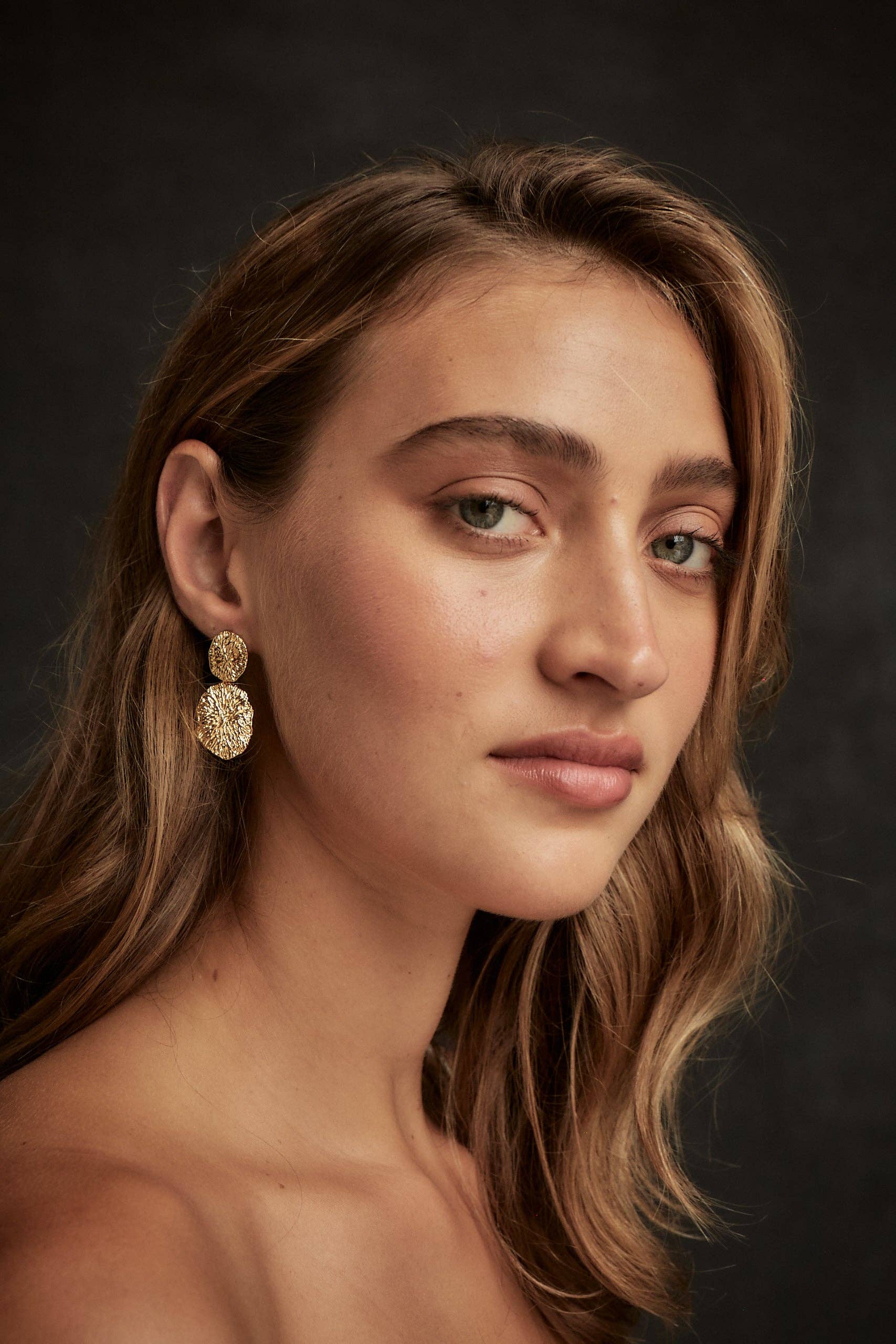 Dove Grey Accessories – wholesale Dangle earrings – Millie Textured Gold Drop Earrings2