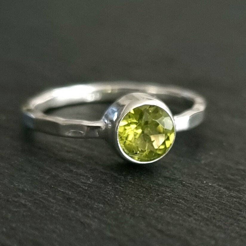 Mistry Gems - Vendita all'ingrosso Anello midi/a fascia - Anello Delicato con Peridoto Rotondo Sfaccettato da 6mm | Argento 925 Martellato4
