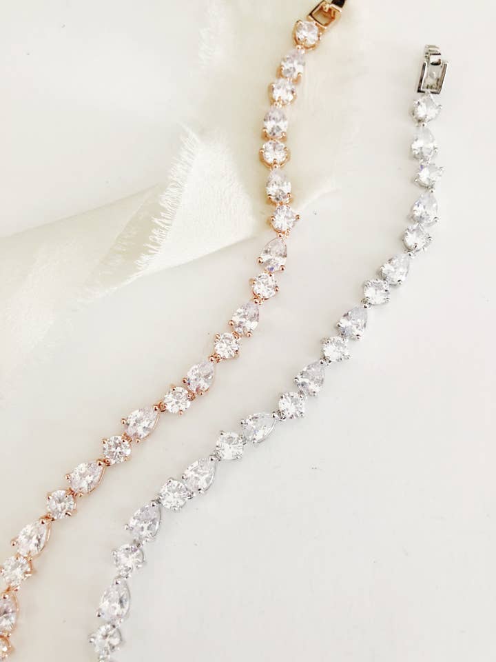 Pulsera de tenis Sofia Pear Diamond para venta al por mayor de Belle Box Boutique