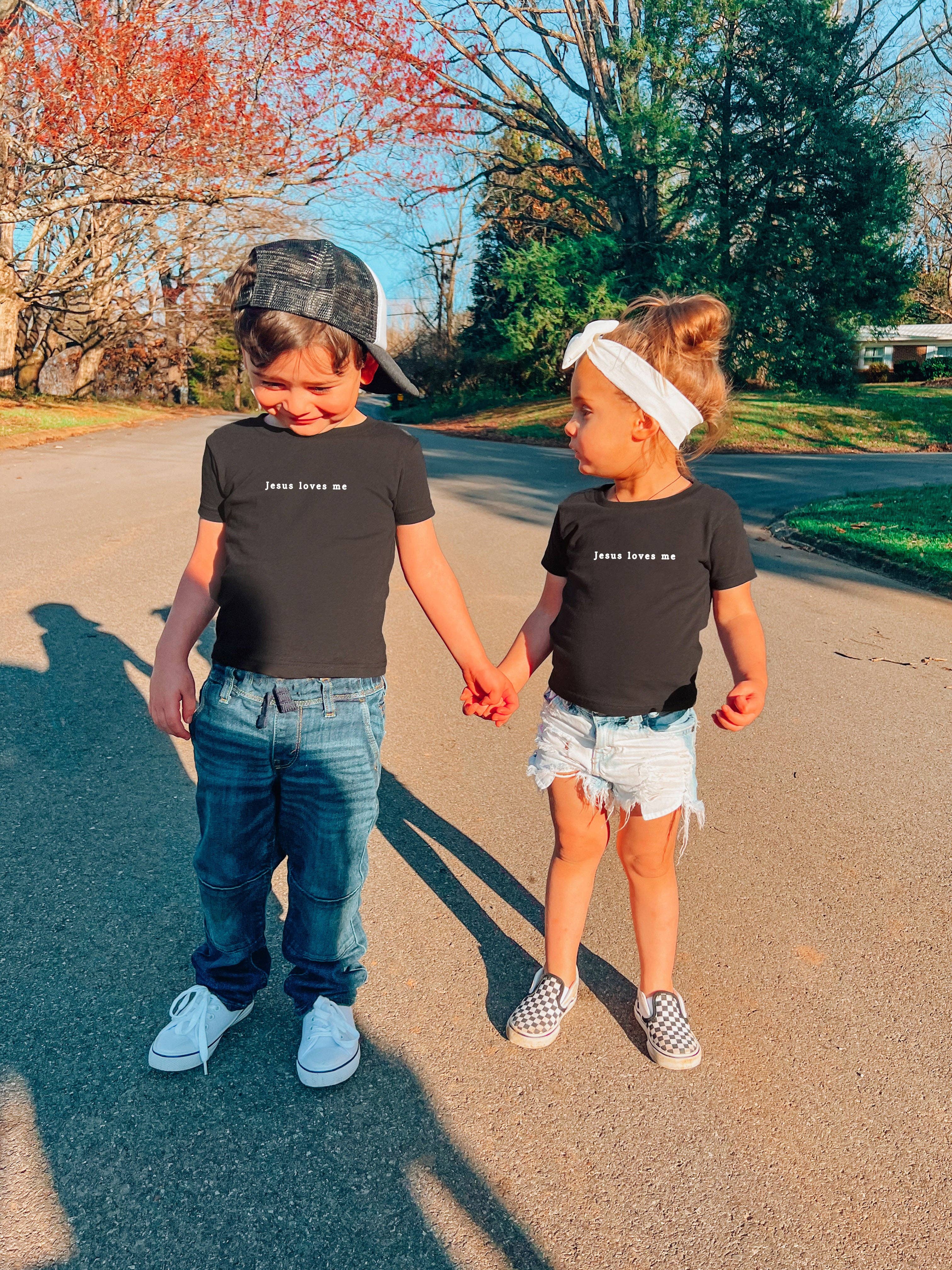 Dwell Apparel - Vente T-shirt sérigraphié – enfant - TEE-SHIRT NOIR POUR TOUT-PETIT "JÉSUS M'AIME"2