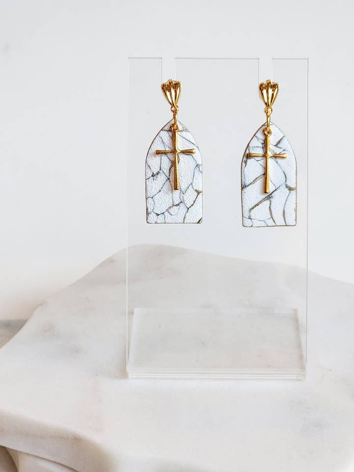 Pendentifs en faux howlite blanc et doré pour la vente par Marbled Maven