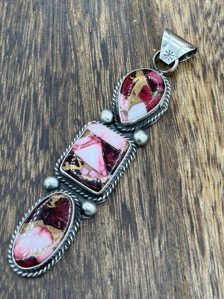 Pendentif goutte en argent sterling fait main par des Navajos natifs Dahlia Rose pour la vente par Native City Jewelry