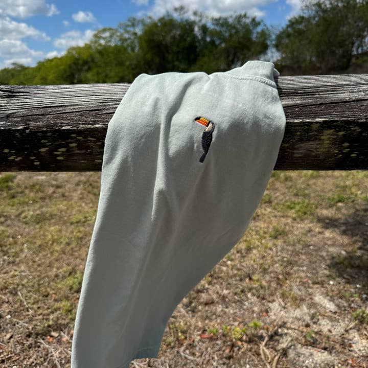 T-shirt brodé toucan pour la vente par EnjoyMyDesign