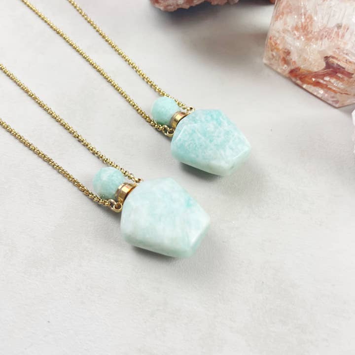 Ewelina Pas Jewelry – Großhandel Kette mit Anhänger/Charm – Halskette aus goldfarbenem Pentagon mit Amazonit-Flasche