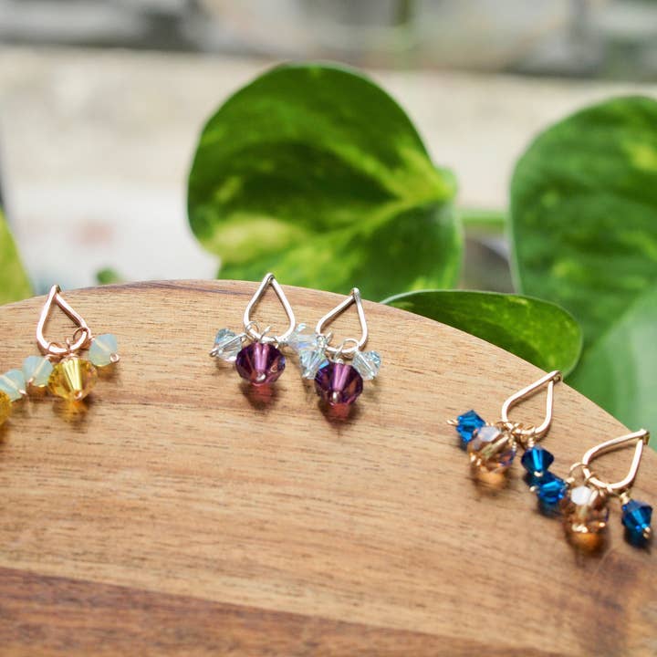 Siebijoux – Großhandel Ohrhänger – Silberne Regentropfen-Ohrstecker mit Lila und Aquamarin1