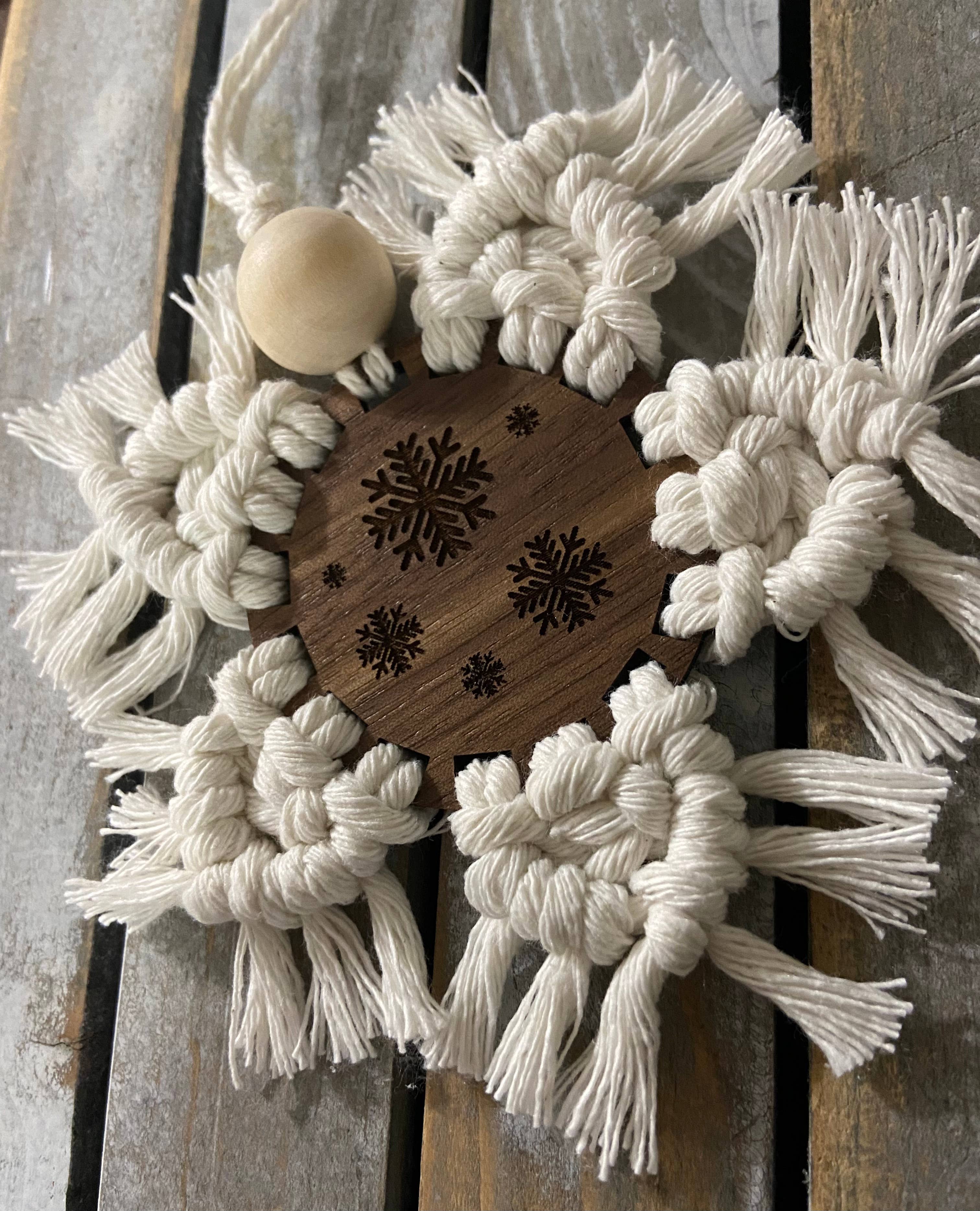 Chickadee Creations - Vente Objets de décoration - Ornement de Noël en macramé - floconnes de neige2