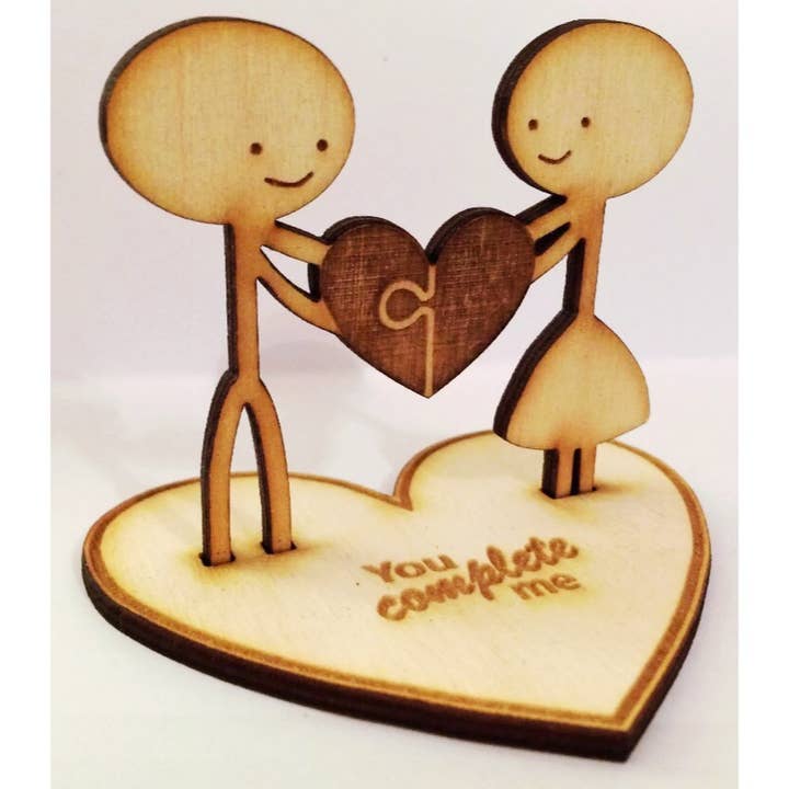 Shufflewoods Ltd - Venta al por mayor Figura decorativa - Figura de madera con texto en forma de «Love You Complete Me»