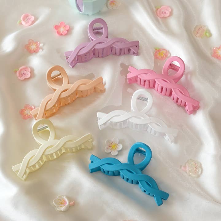 Claw Hair Clips and other Purchase Wholesale mitten clips. Free Returns & Net 60 Terms on Faire trending on Faire.