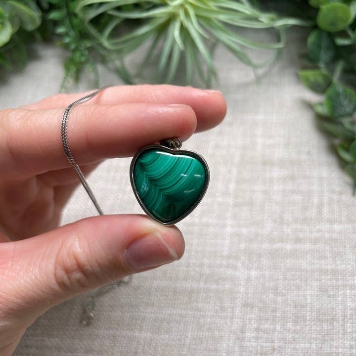 Copper Ashes – Engroshandel Halskæde med vedhæng – Halskæde i sterlingsølv med malakit-hjerte1