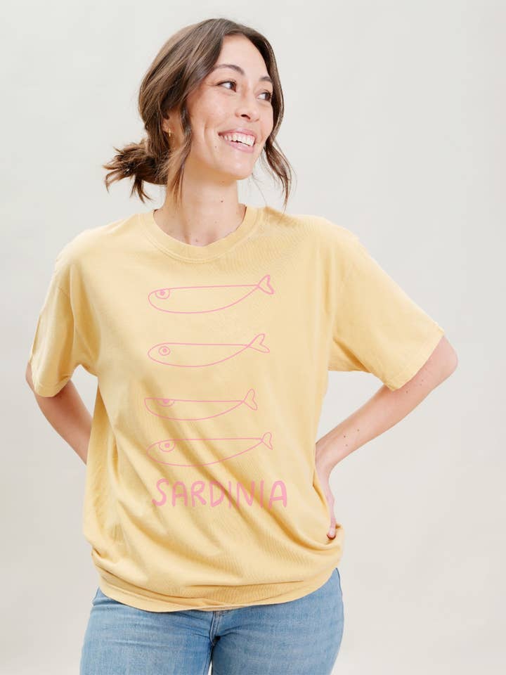 T-shirt vintage lavé "Sardines de Sardaigne" pour la vente par Joseph + Sue