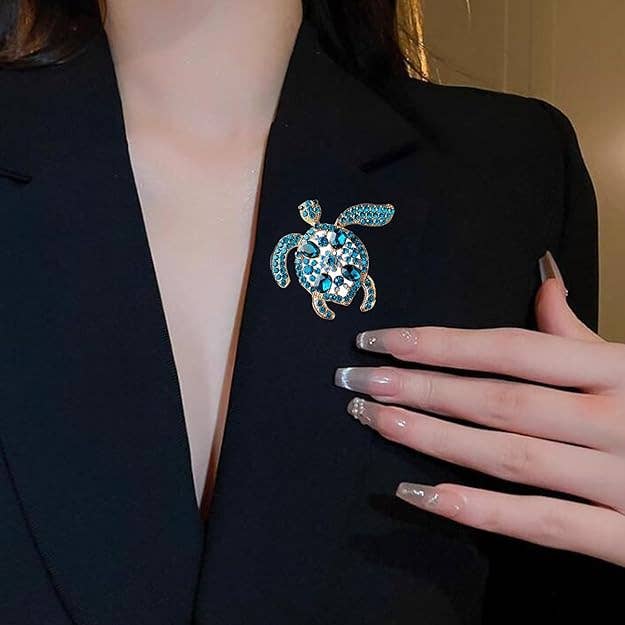 Magnifique Hearts - Vente Broches - Broche Tortue en Cristal Élégante - Strass Bleu Étincelant1