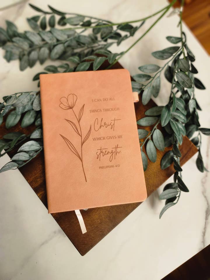 Journal chrétien en cuir gravé : Philippiens 4:13 pour la vente par All the Things MN
