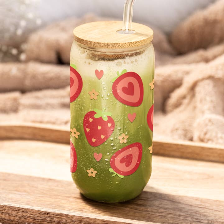 Copo de Vidro 16 oz com Tampa de Bambu e Palhinha de Vidro "Strawberry Hearts" por atacado de Las Changuis Tianguis