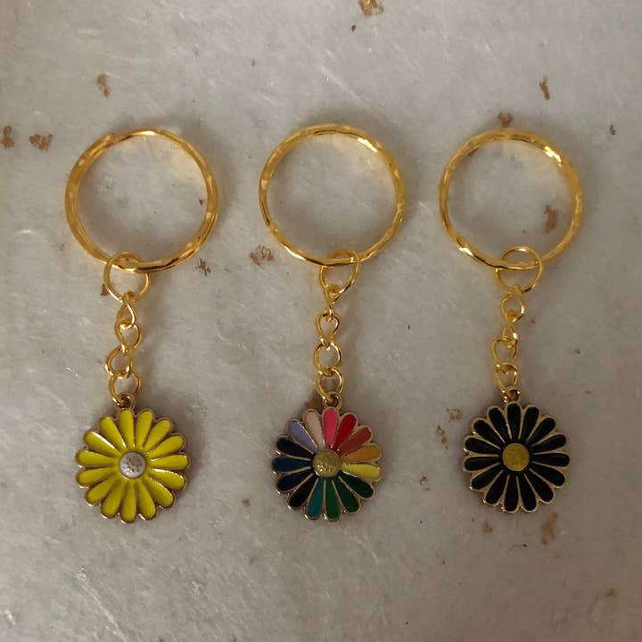 Daisy Nyckelring Daisy nyckelring Daisy Emalj Charm Daisy Nyckelring för wholesale av Roshni Desai & Things