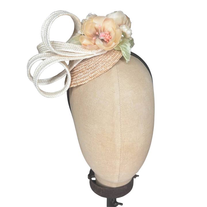 Fascinateur de fête de jardin pour la vente par Kathy Jeanne Millinery