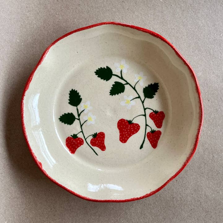 Piatto da pranzo/insalata con fiori di fragola per la vendita all'ingrosso da parte di Ninth House Goods