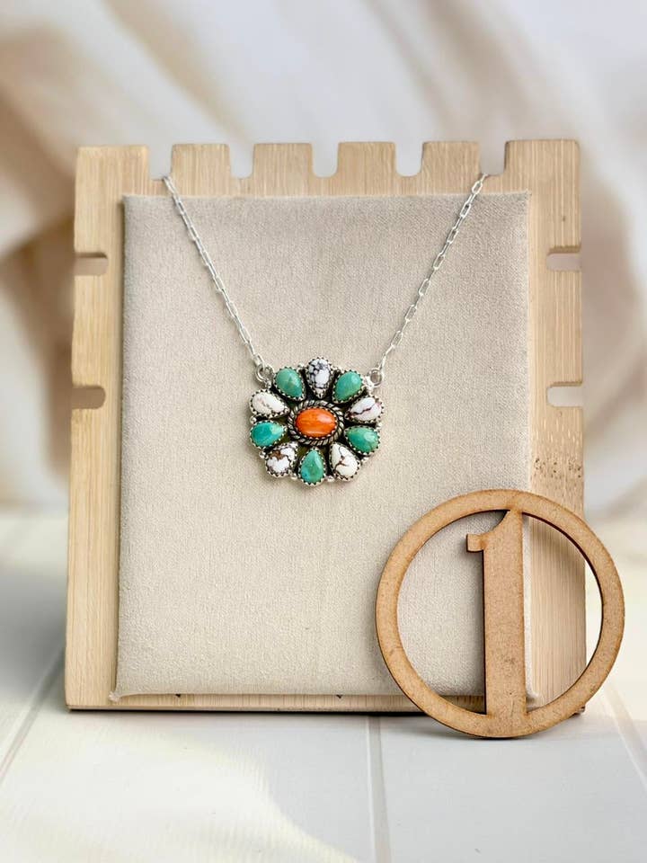 Trayendo el Collar de Flores de Primavera para venta al por mayor de Krush Kandy