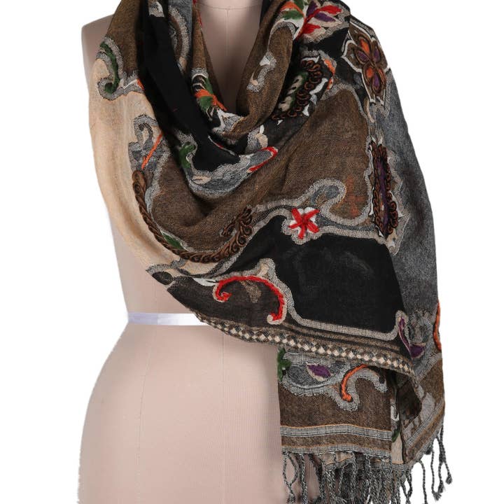 Châle en laine brodé pour l'automne pour la vente par NOVICA