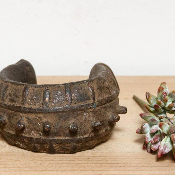 Bracelet antique en bronze coulé épais pour la vente par De-cor