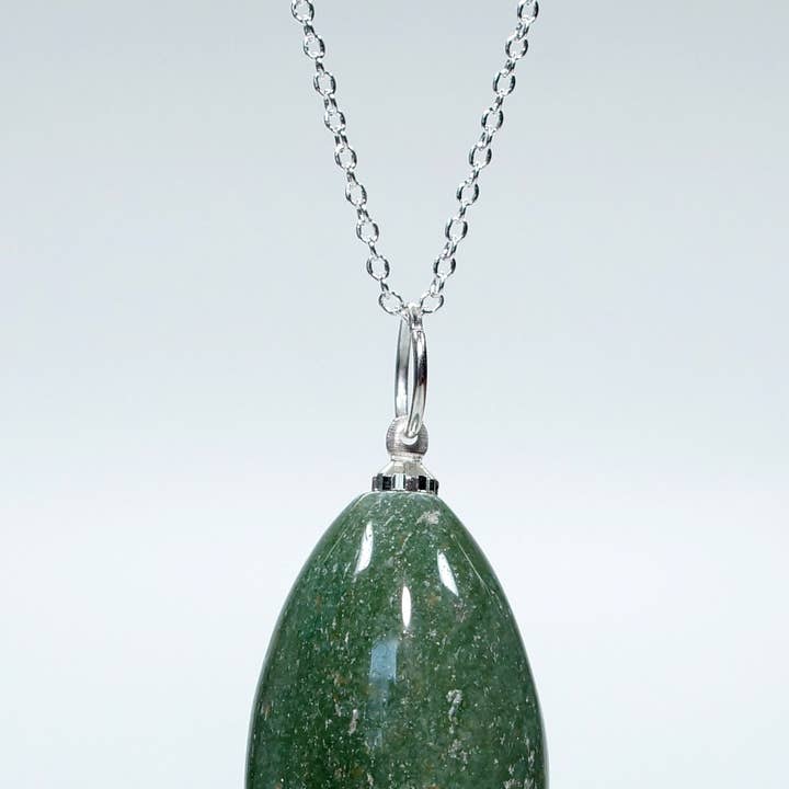 Juego de 4: Colgante en forma de lágrima de aventurina verde con cierre de plata, 1 pulgada de promedio para venta al por mayor de Crystal River Gems LLC