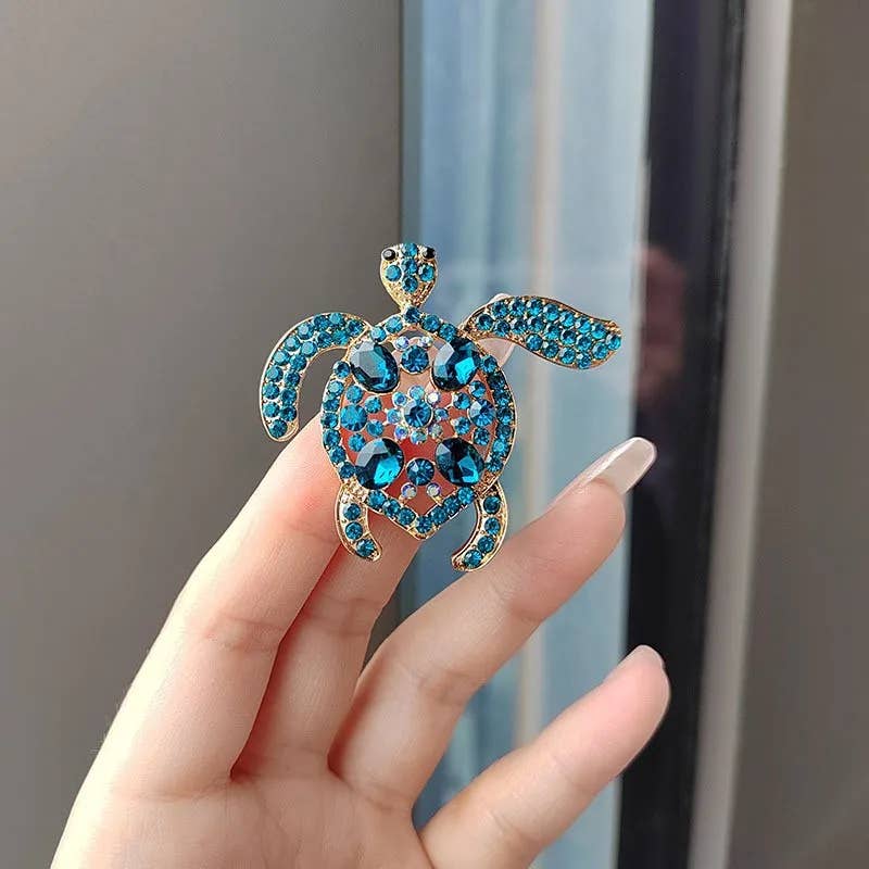Magnifique Hearts - Vendita all'ingrosso Spille - Spilla Elegante a Forma di Tartaruga in Cristallo - Strass Blu Scintillante