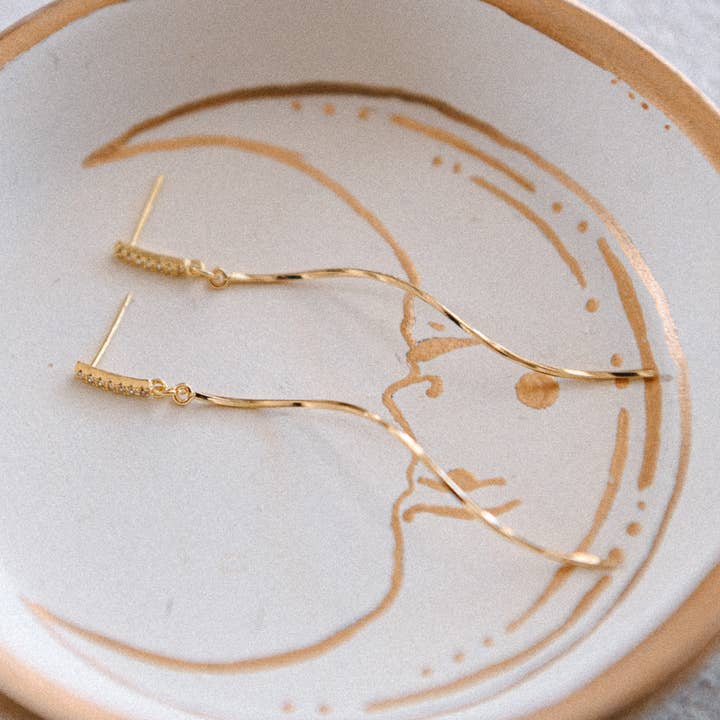 Boucles d'oreilles pendantes Vague Dorée pour la vente par Cecelia Designs Jewelry
