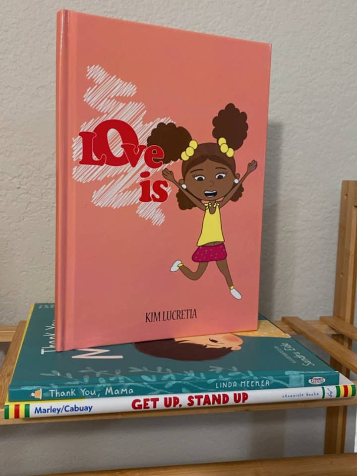 Livro Hardback “Love is” por atacado de Kim Lucretia