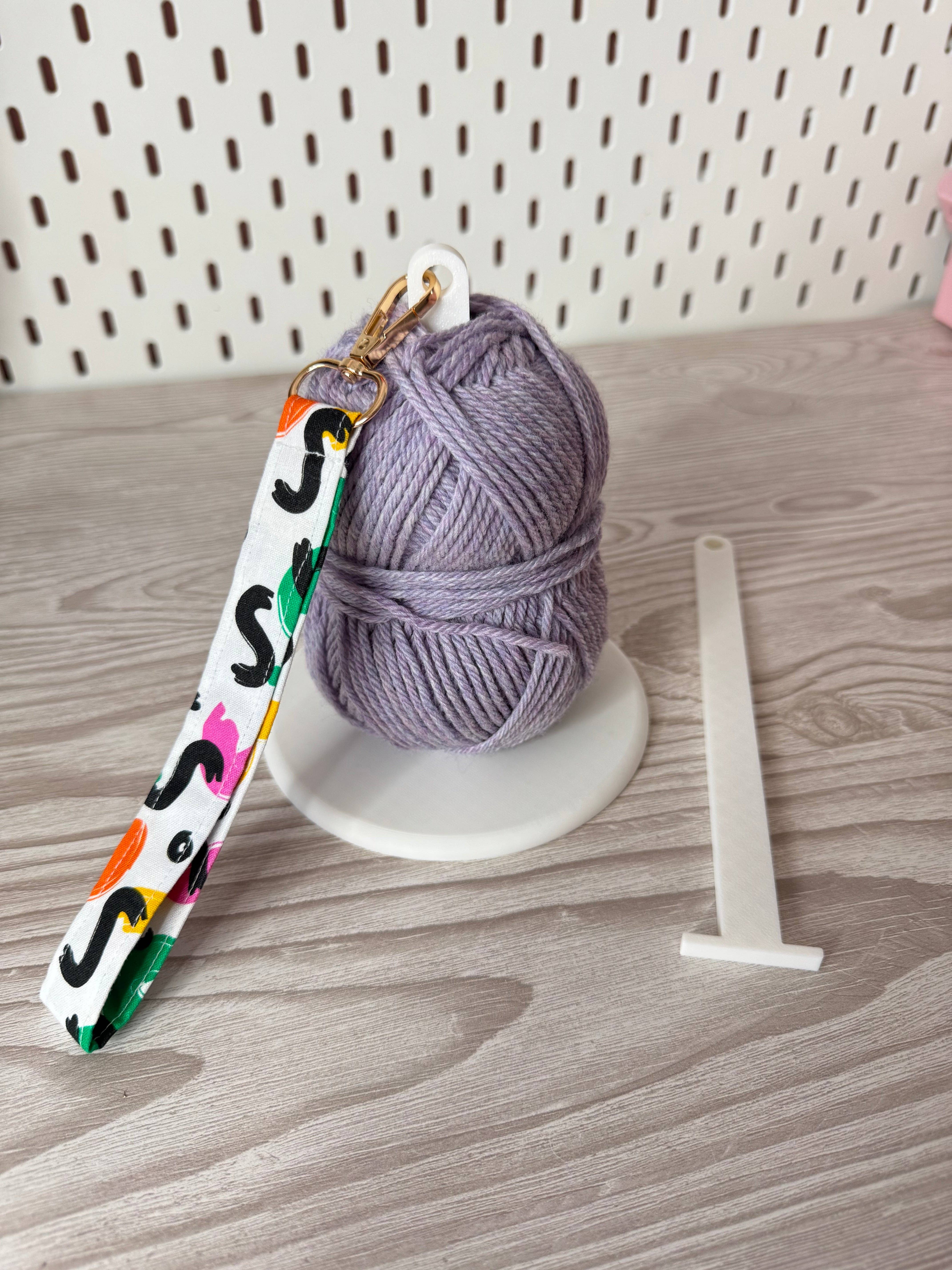 Emily's Weaving – wholesale Knitting/Crochet Supplies – White Yarn Spinner with Abstract Wristlet