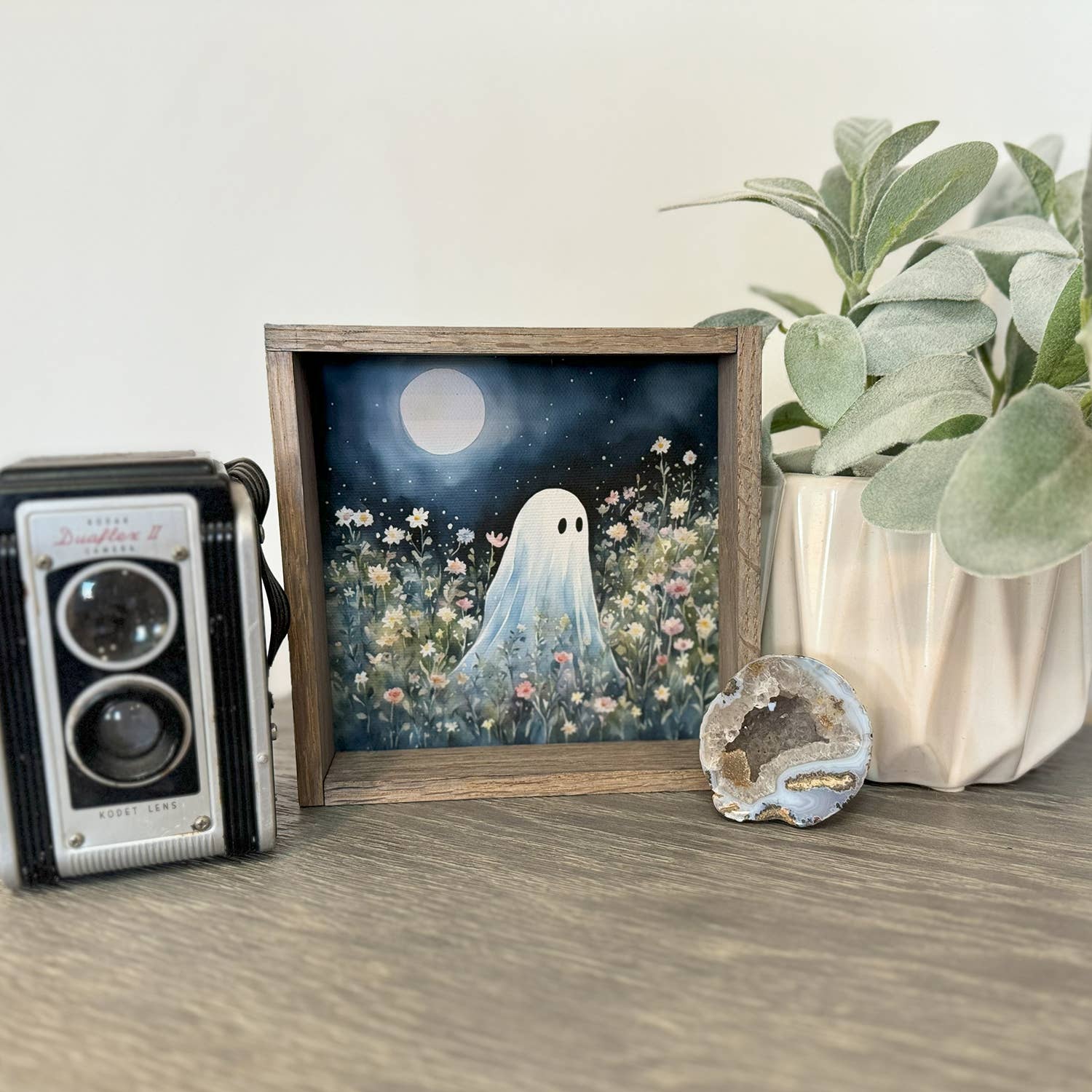 Hangout Home – wholesale Konsttryck – Söt spöke i vilda blommor - Halloween Canvaskonst - Inramad 3