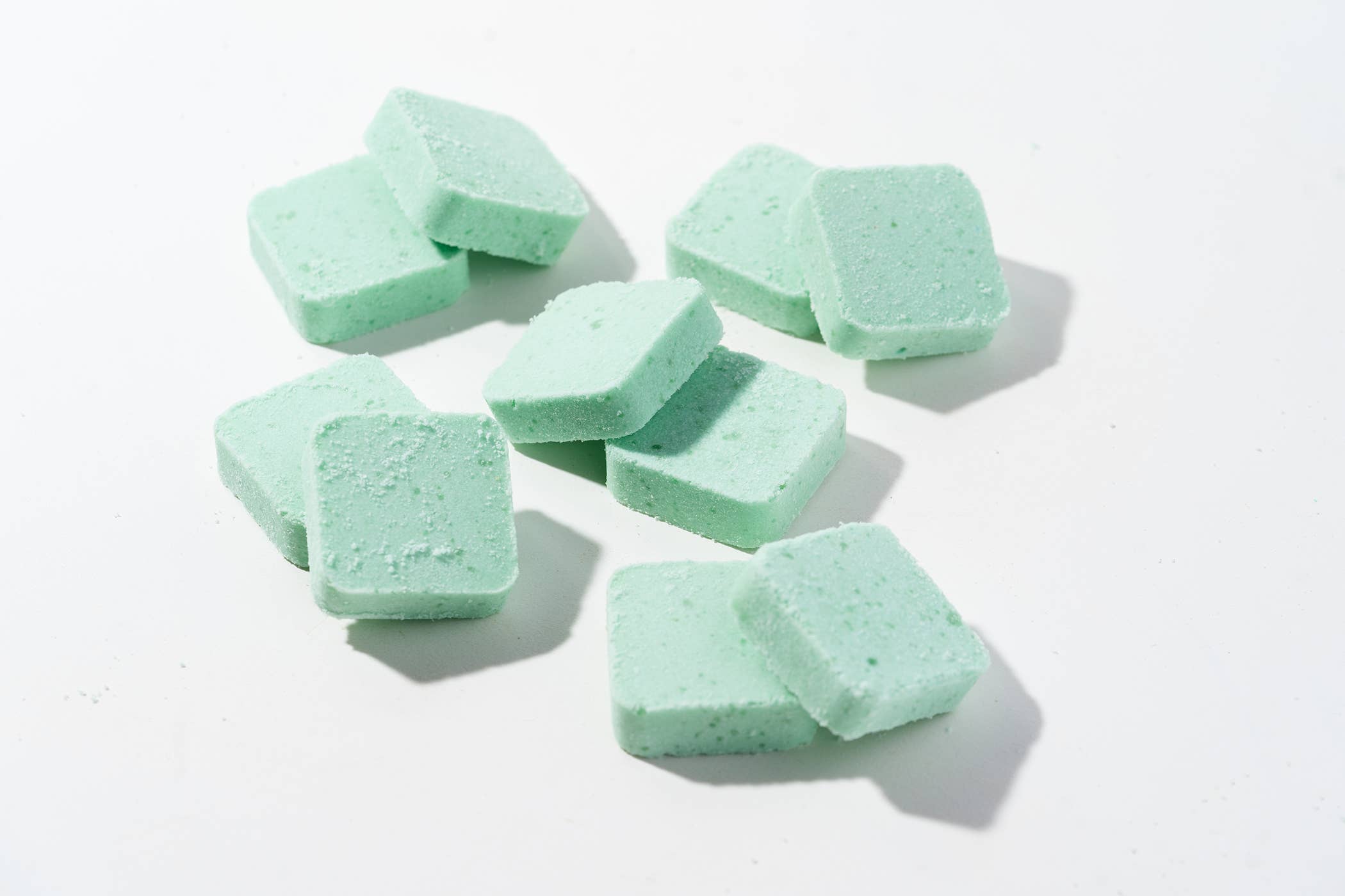 The Herbal Zen - Vente Bombe de douche/galet bien-être pour la douche - Promeneur d'Hiver Galets de Douche – Indispensable des Fêtes à Feuillage Persistant1