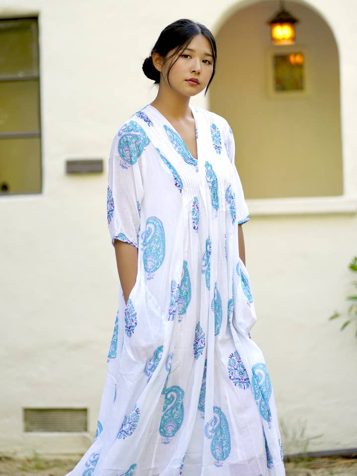 Skye Kleid in Weiß und Blau für den Großhandel von Dolma