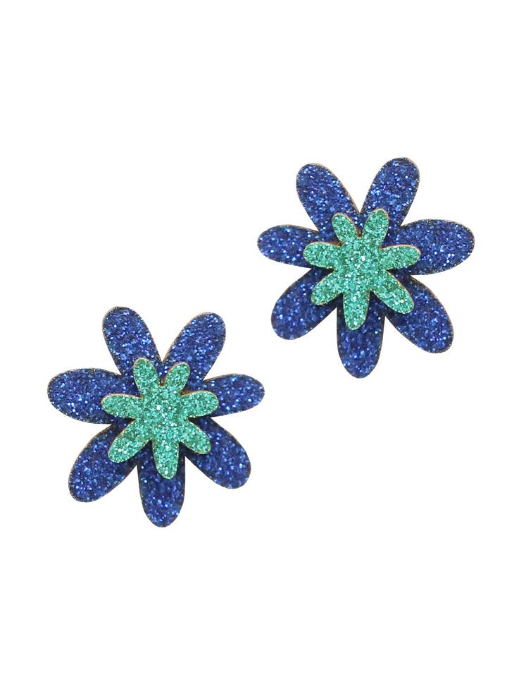 Clous d'oreilles à double fleur à paillettes en bleu et jade pour la vente par Kam Creates