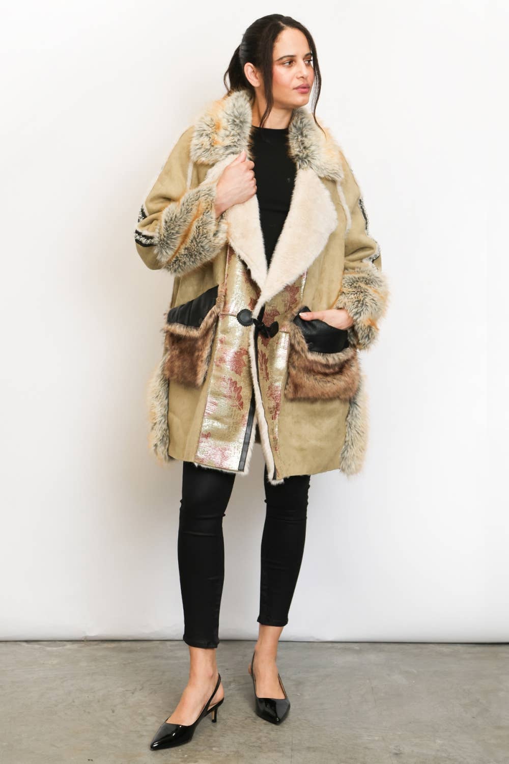 OLIVA Cappotto con Texture Lucida Decorata e Bordo in Pelliccia Sintetica PM4155 in vendita all'ingrosso su Faire1