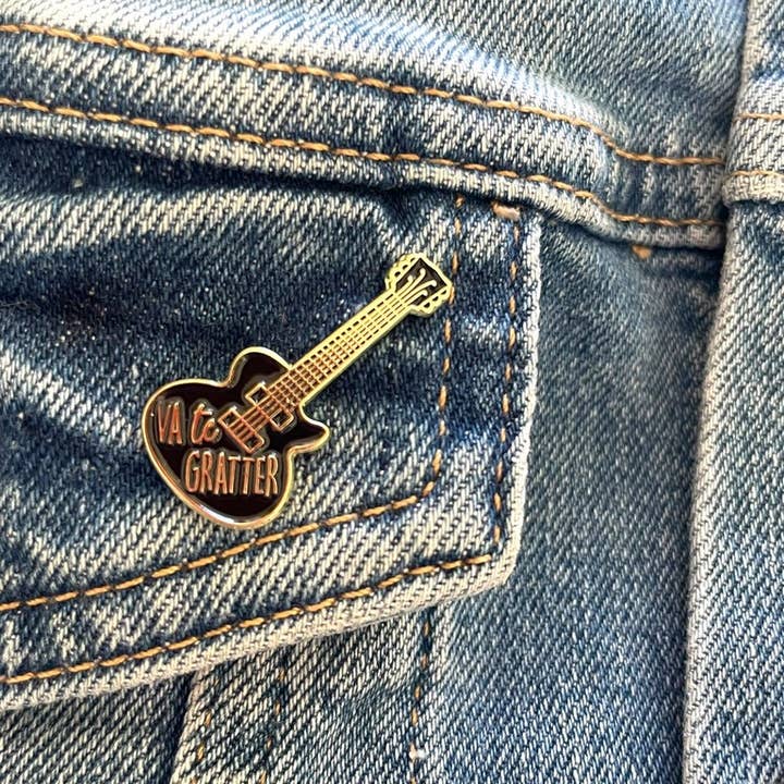 Pin's go scratch yourself. for wholesale by Madame la mouette