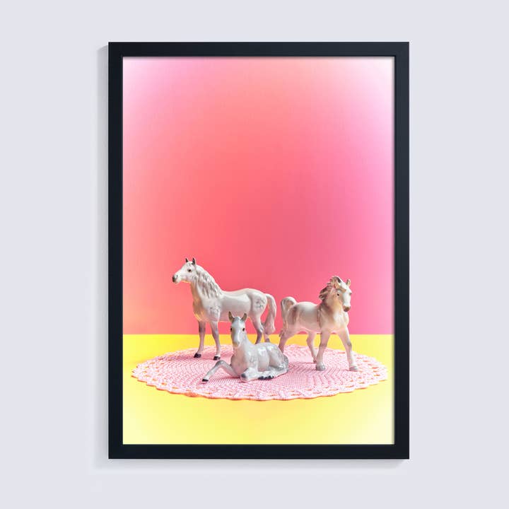 Impression photo rétro giclée de chevaux en céramique en rose et jaune pour la vente par Ornament Art