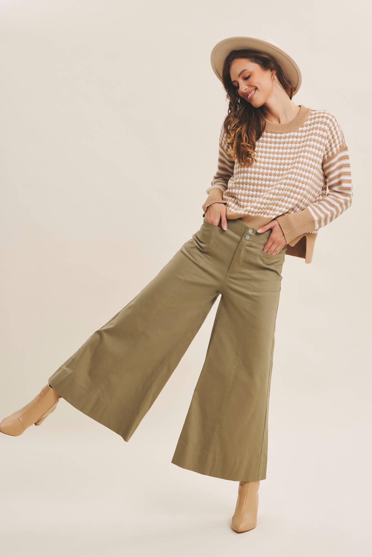 in february - Vente Jean – femme - PANTALON COURT À JAMBES LARGES ET TAILLE HAUTE EXTENSIBLE21