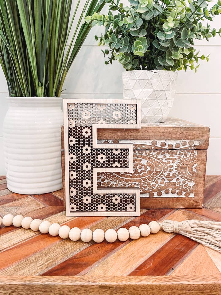 Lettre en rotin Boho pour la vente par Willie & Dolly Designs
