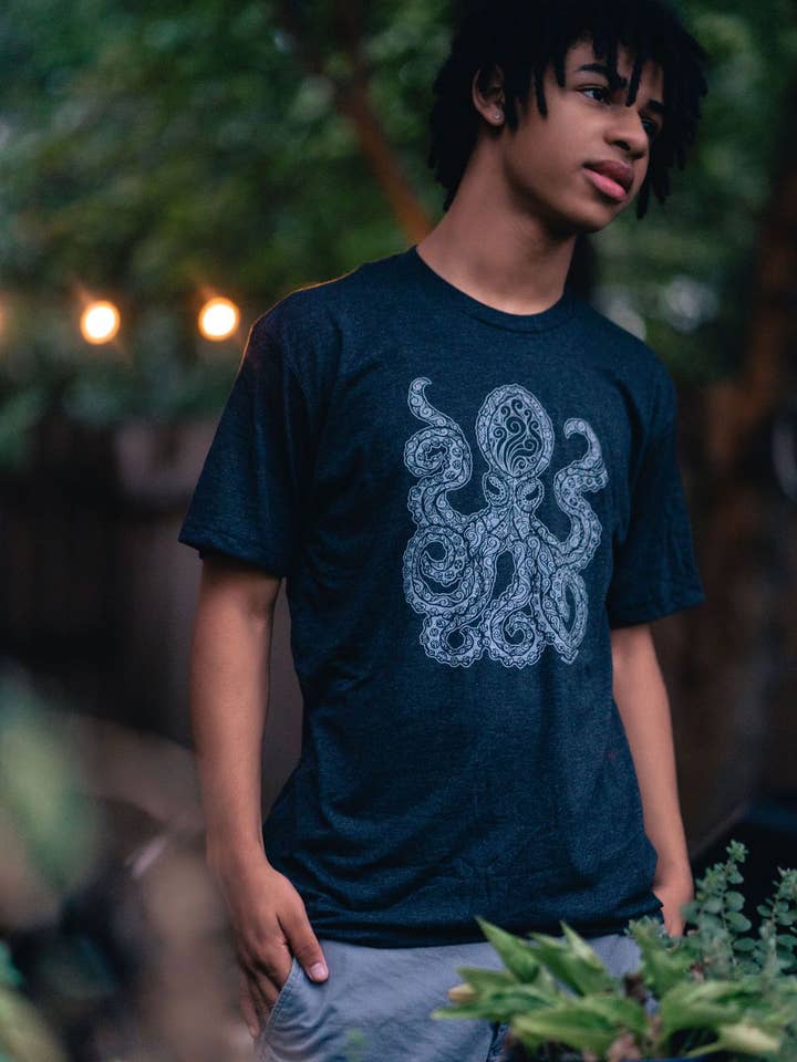 El Pulpo/ The Octopus - Dame & Unisex T-Shirt for engroshandel hos Nailivic Studios