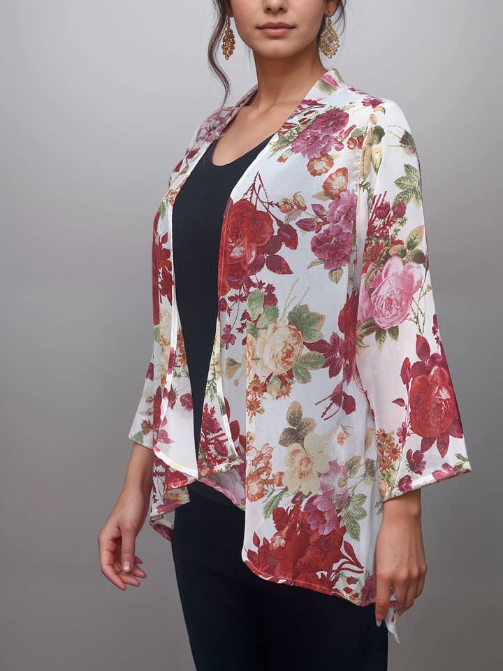 Cardigan fleuri vibrant pour la vente par Casual & Co.