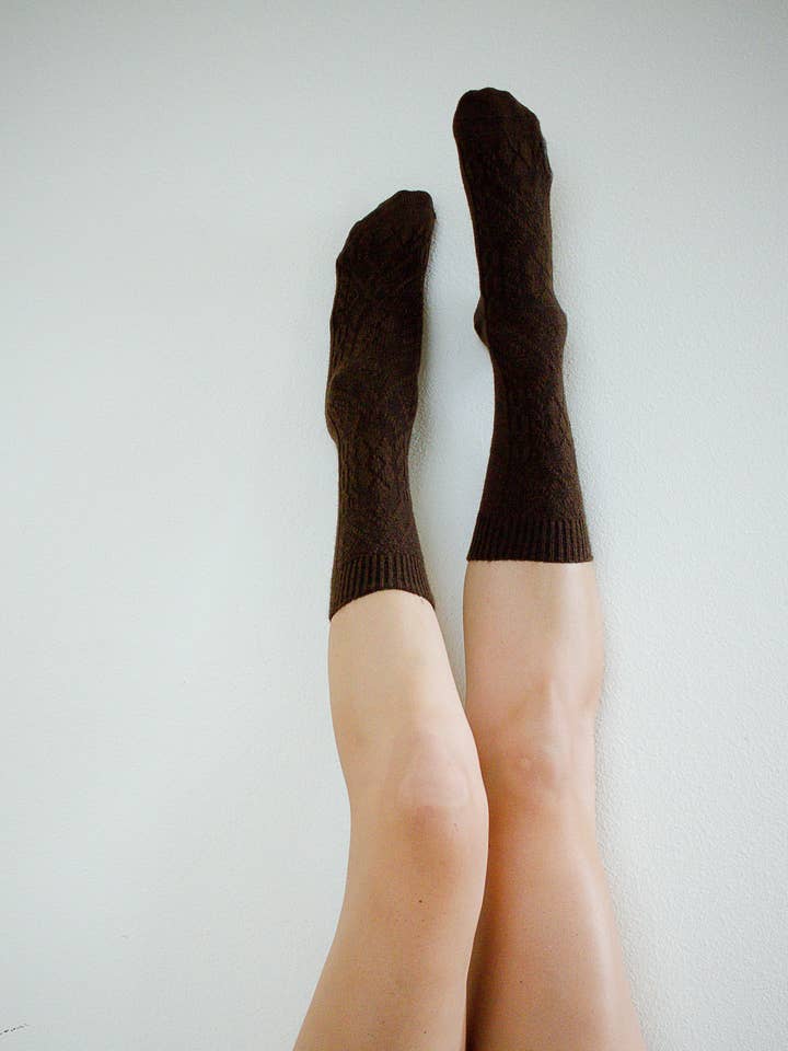 Cocoa Alpaka Cabled Crew Socken für den Großhandel von Peony and Moss