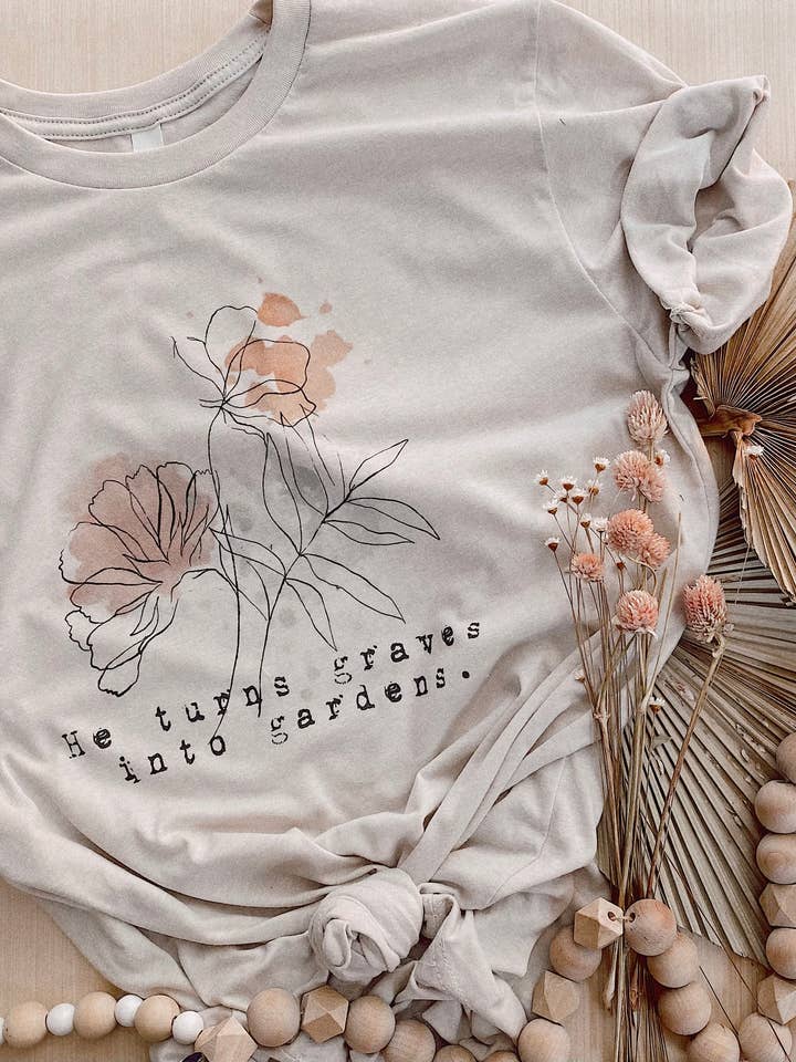 T-shirt grafica He Trasformes Into Gardens per la vendita all'ingrosso da parte di Whitney | Chaudoin Creations