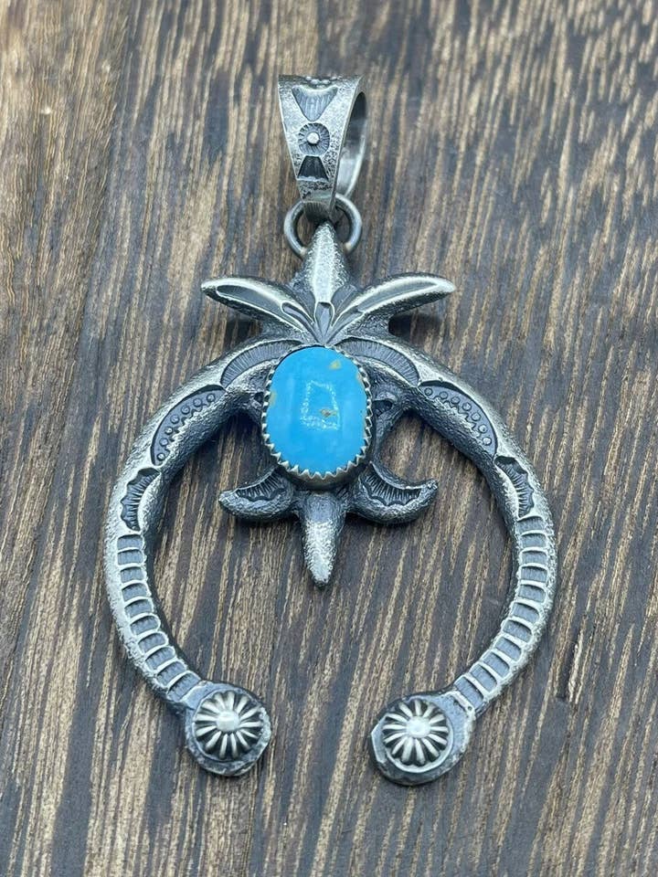 Indiansk Navajo håndlavet sølv gammelt look turkis Naja vedhæng for engroshandel hos Native City Jewelry
