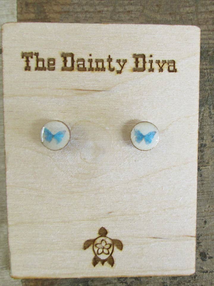 Blue Morpho Post Örhängen för wholesale av The Dainty Diva Jewelry