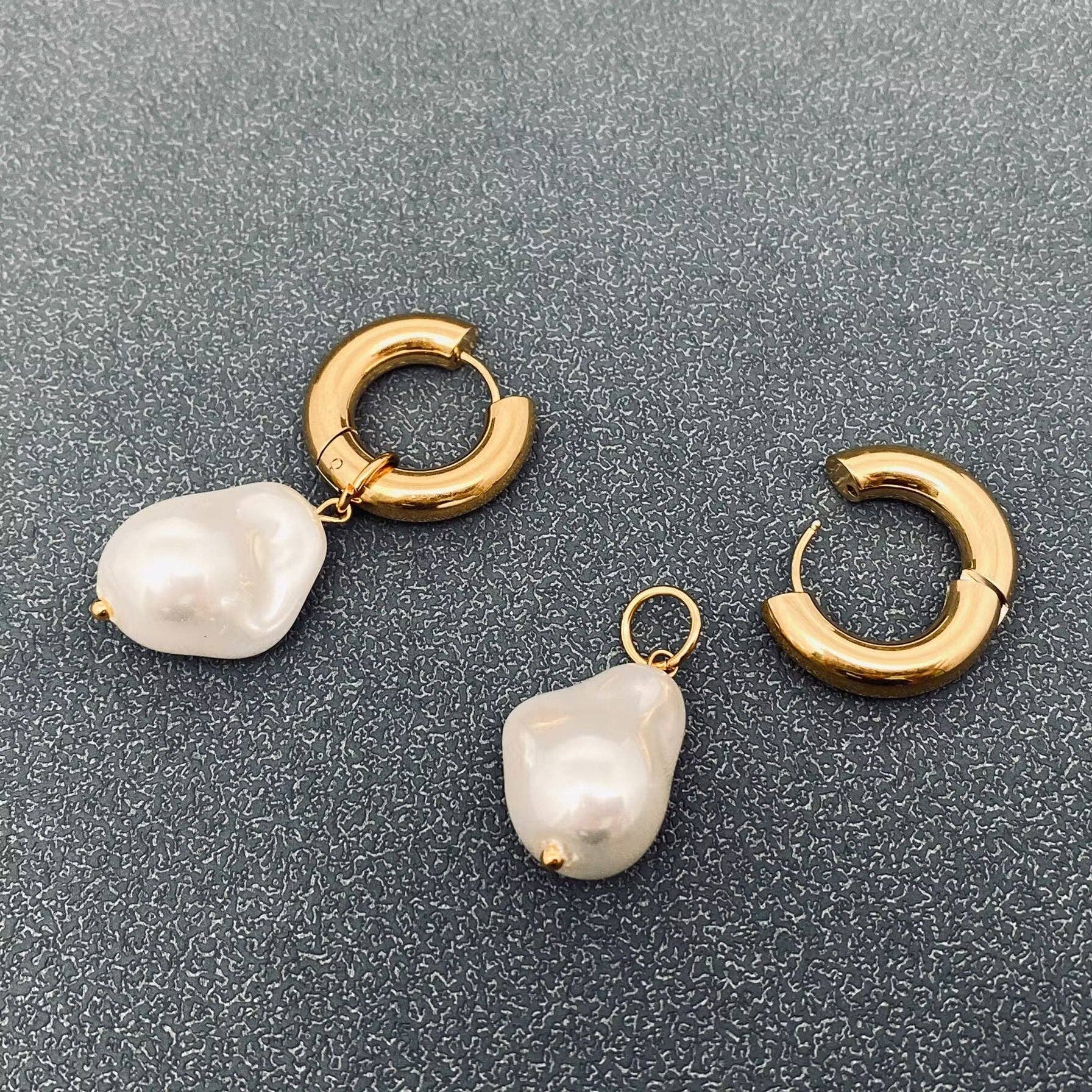 Mio Queena - Venta al por mayor Pendientes de aro pequeños - Pendientes tipo huggie con colgante de perla y acero inoxidable chapado en oro 18K FGS1