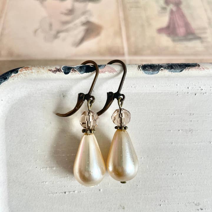 The green antique trunk – wholesale Hängande örhängen – Arlena Pearl II - droppformade pärlörhängen