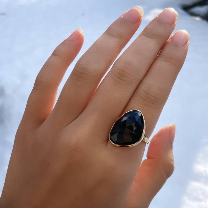 Kamaria Jewelry - Vendita all'ingrosso Anelli cocktail/statement - Anello da cocktail in oro con grande pietra preziosa, con spinello nero