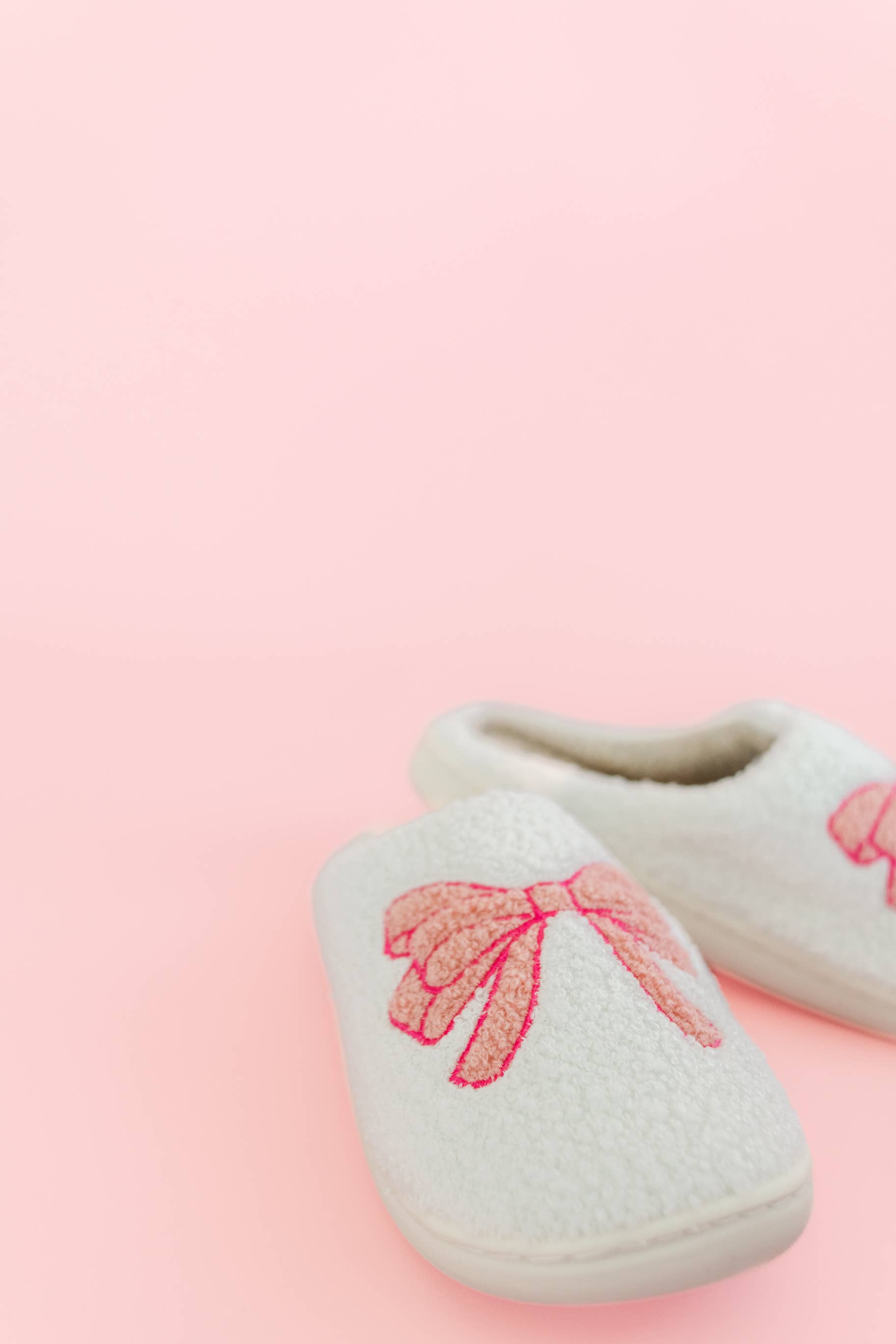 Rock Paper Scissors – Engroshandel Slippers - Dame – Fuzzy plyssede hjemmesko med lyserød sløjfe3